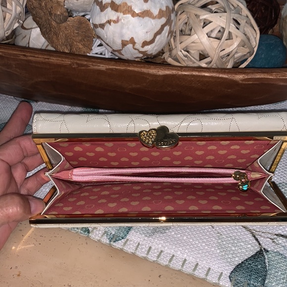 Lovcat Heart Wallet with Heart Clasp - Picture 4 of 9